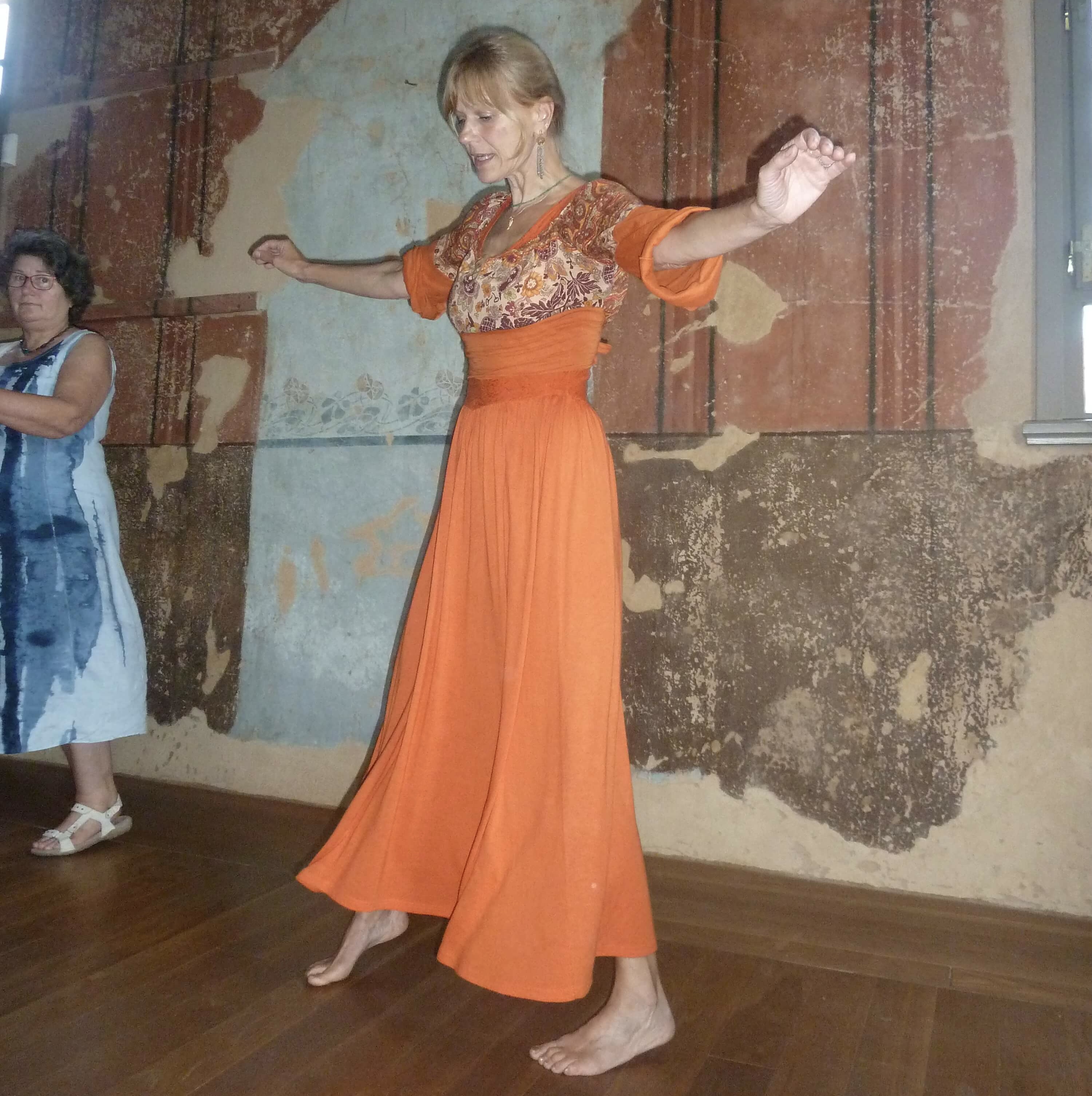 Tanzende Frau vor dem Wandabdruck des Thoraschreins 